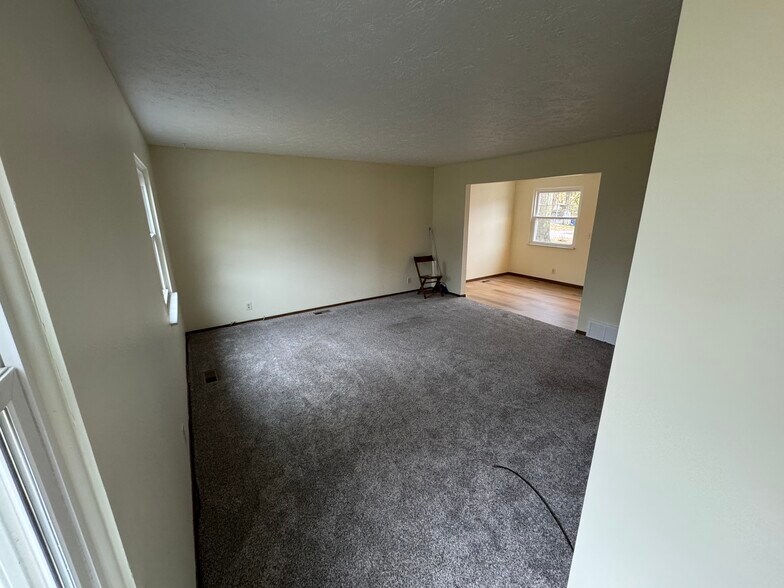 Building Photo - 545 Mentor Ave