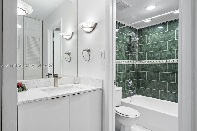 Building Photo - 3670 Inverrary Dr