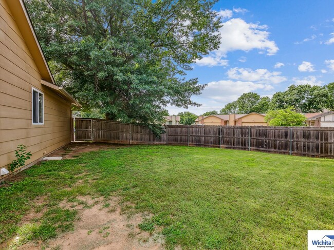 Building Photo - Showings starting 01/09!