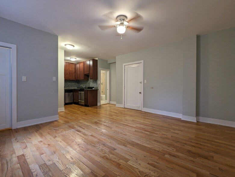 Building Photo - 833 W Wolfram St