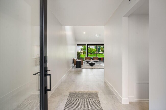 Building Photo - 179 Gran Via