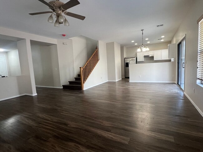 Building Photo - Highly desirable Spectrum community! Showi...