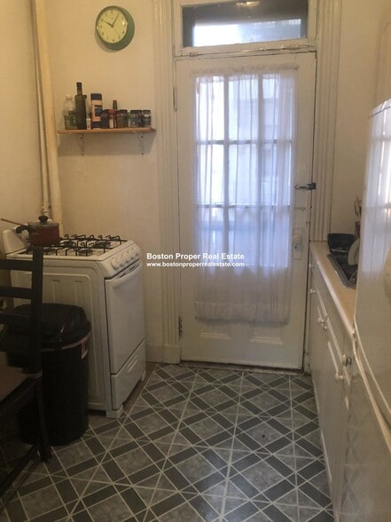 Building Photo - 60 Charlesgate E