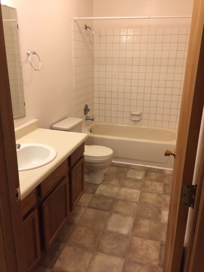 Building Photo - South Anchorage Beautiful and Spacious dow...