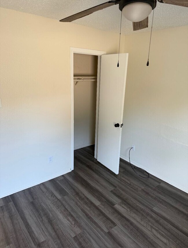 Building Photo - Newly Updated 2 Bed / 1 Bath Duplex