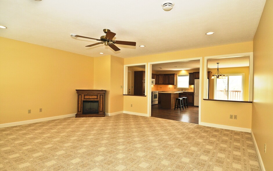 living - 501 Crawford Ave