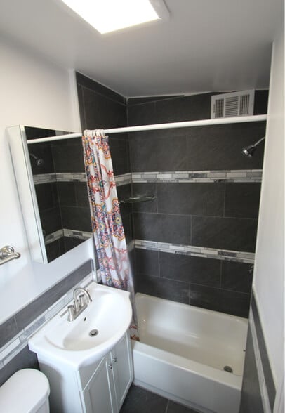 Building Photo - 1920 Bainbridge St