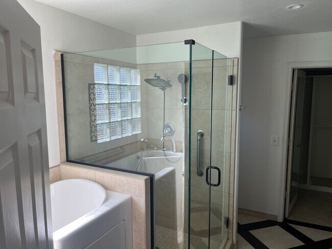 Building Photo - 3721 S Hawthorn Dr