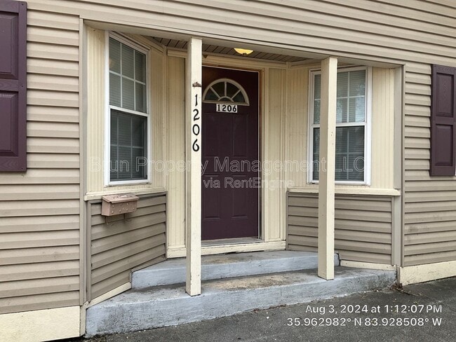 Building Photo - 1206 Forest Ave