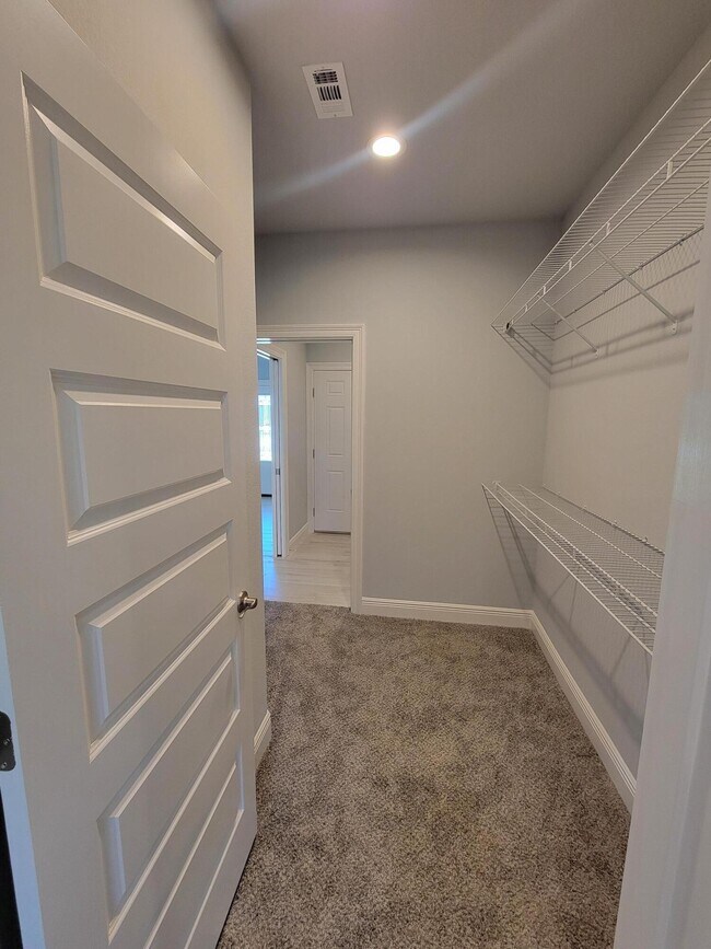 Building Photo - 1628 Ponderosa Dr