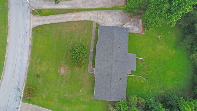 Building Photo - Beautiful 3 Bed 2 Bath Ranch home with a H...