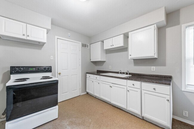Building Photo - COMING SOON! 5 Bedrooms, 2 Bathrooms in Ka...