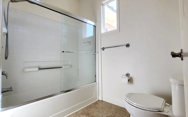 Building Photo - Beautifully Remolded Upscale 2 bed 2 bath ...