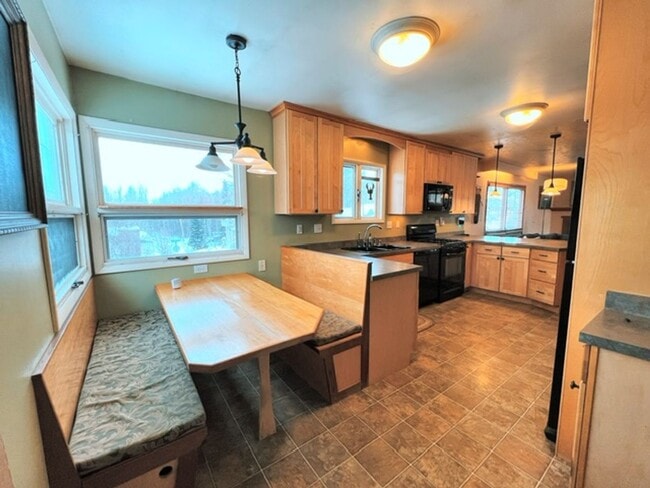 Building Photo - Spacious Midtown Two Bedroom with Utilitie...