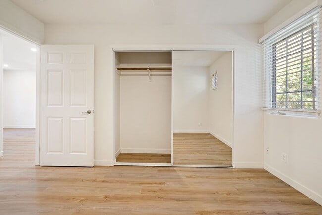 Building Photo - 1 BD / 1 BA Pet Friendly Newly Renovated Apartments