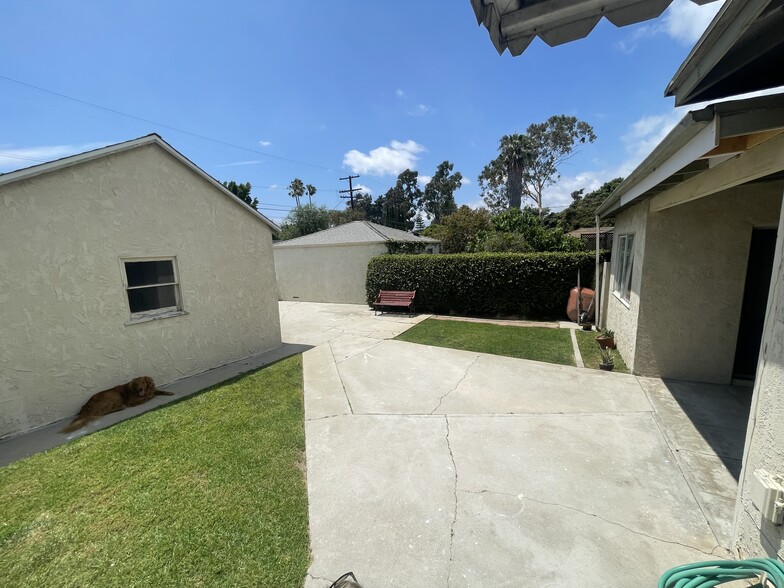 extra large rear yard - 2935 Westwood Blvd