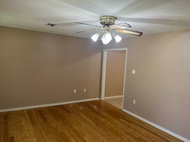 Building Photo - 3 Bed 2 Bath Duplex