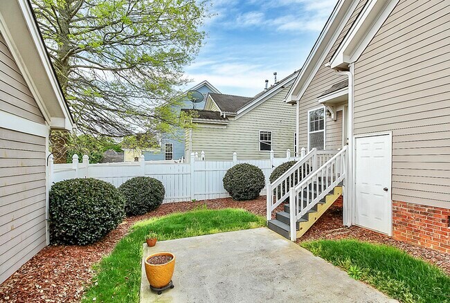 Building Photo - 6705 E Douglas Park Dr