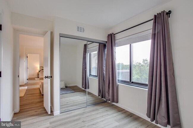 Building Photo - 203 Yoakum Pkwy