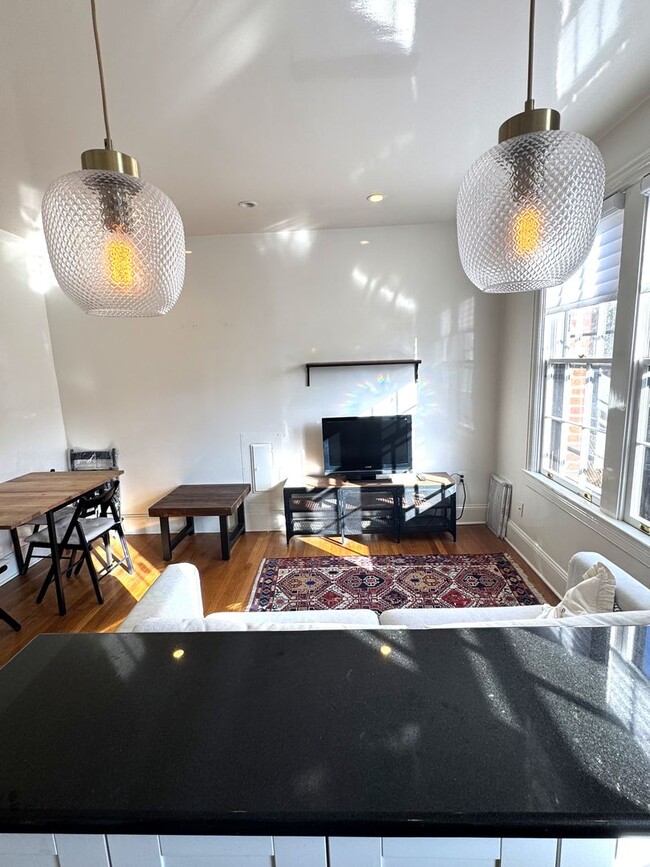 Building Photo - Update 1BR1BA in Georgetown with in unit w...