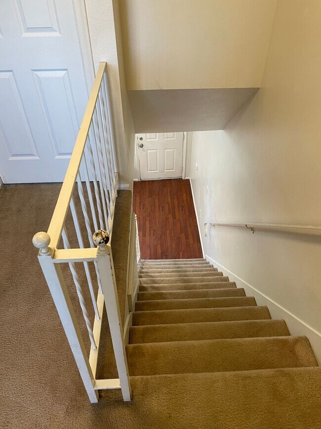 Building Photo - 2 Bedroom, 1.5 Bathroom Twin Home in West ...