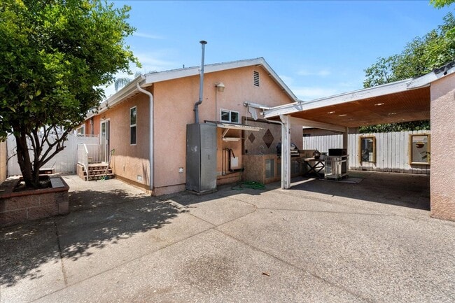 Building Photo - Updated 3-Bedroom Home with Outdoor Kitche...