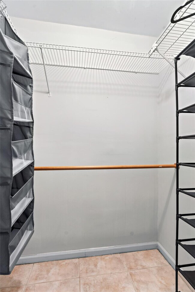 Building Photo - 140 Cypress Club Dr