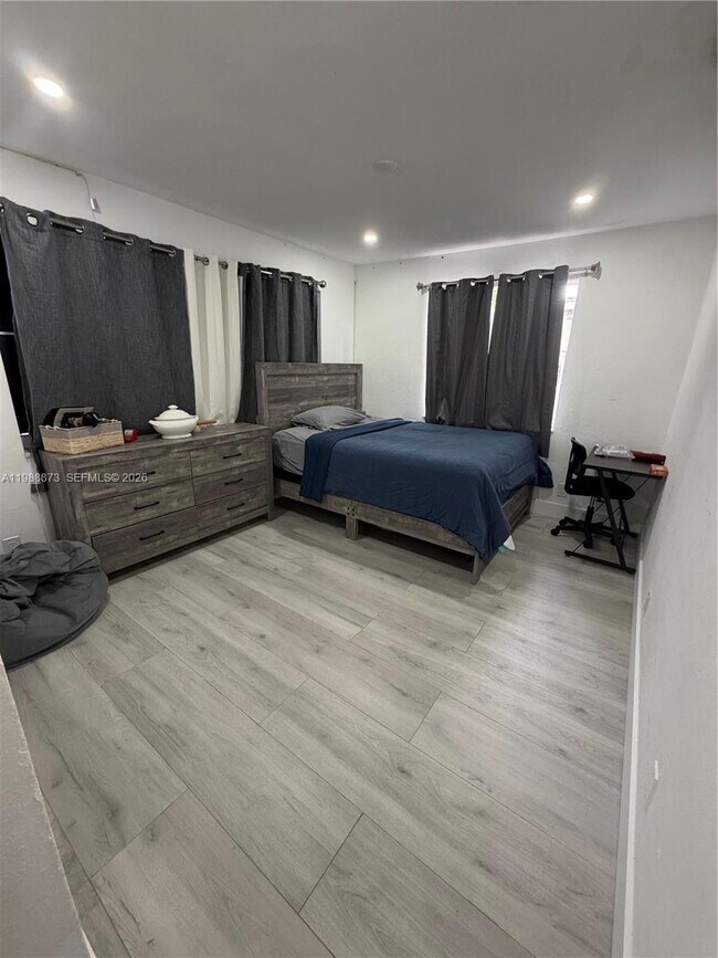 Building Photo - 660 SW 30th Terrace