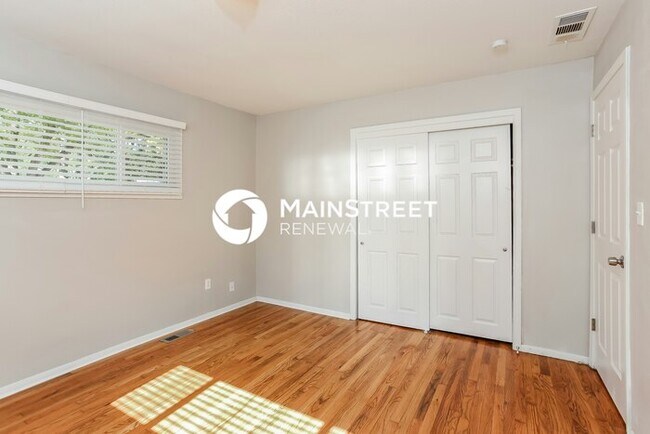 Building Photo - 2 Bedroom Pet-Friendly Home in Kansas City, MO with Main Street Renewal