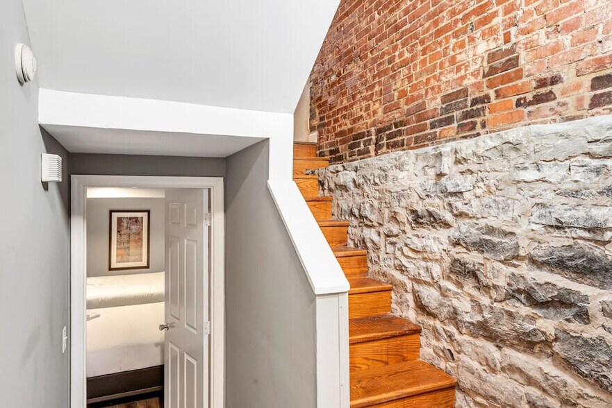 Building Photo - 713 Barton St