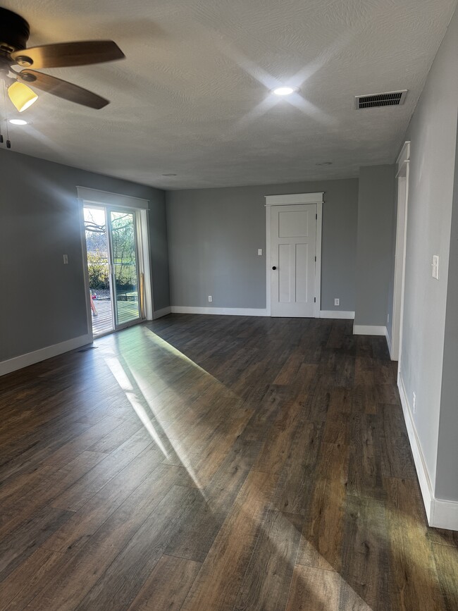 Building Photo - 4018 W Weaver Rd