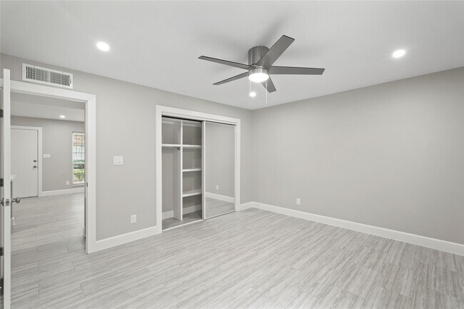 Building Photo - 2121 Fountain View Dr