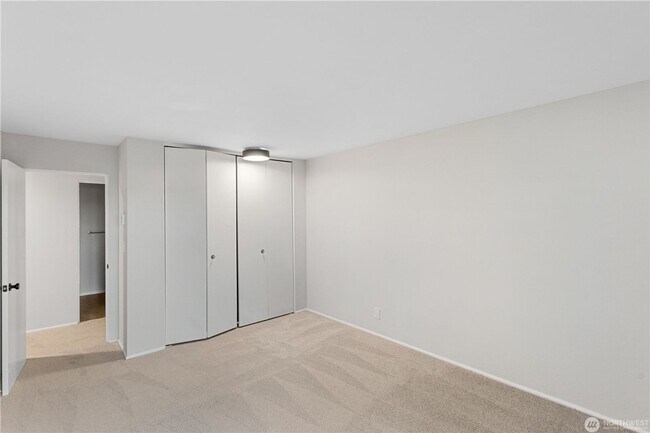 Building Photo - 1425 S Puget Dr