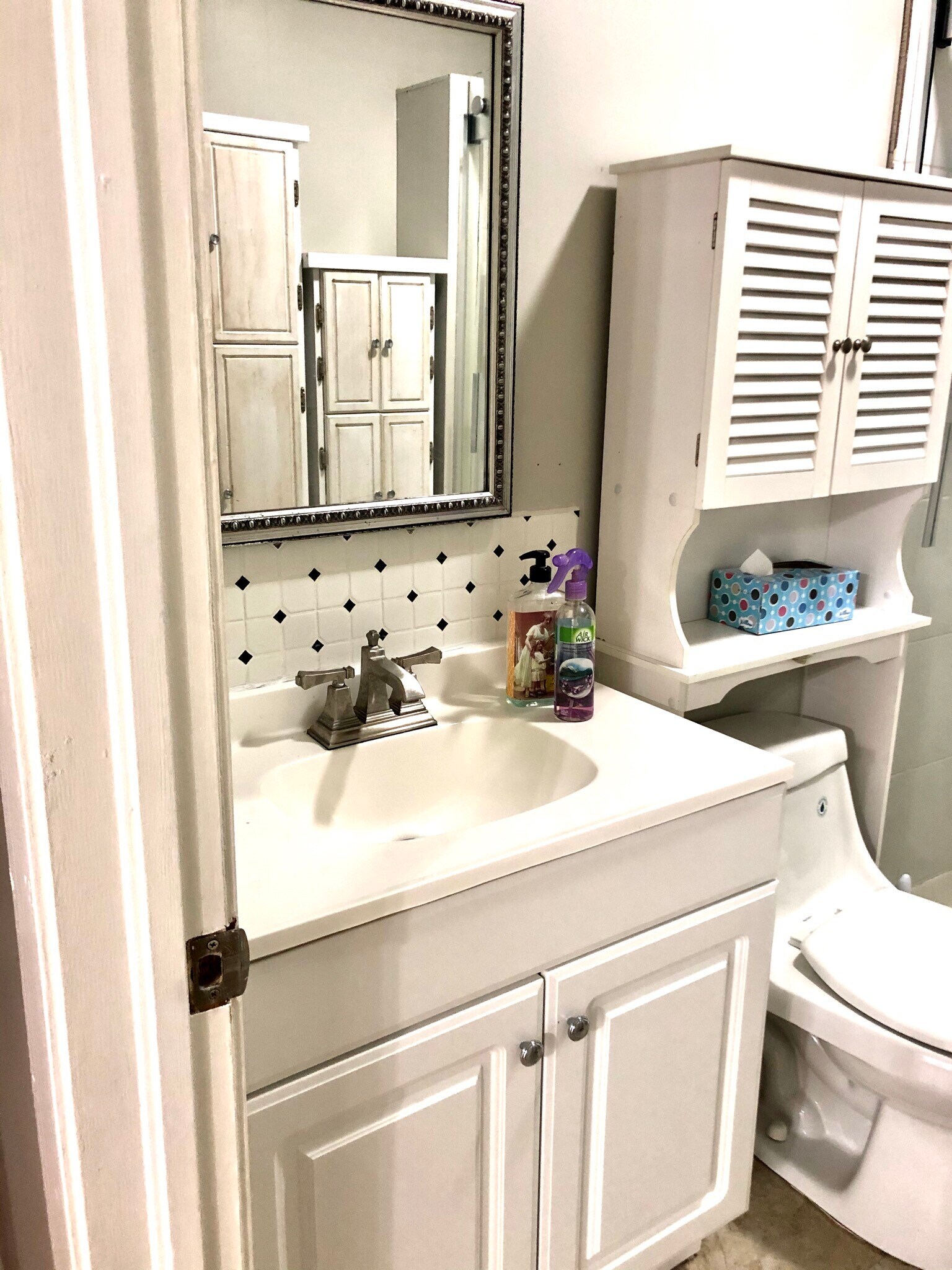 Full bathroom - 343 Huntington Dr