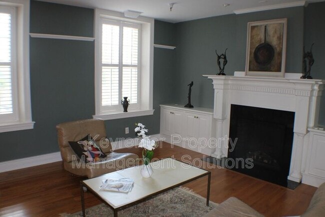 Building Photo - 100 W Village Dr