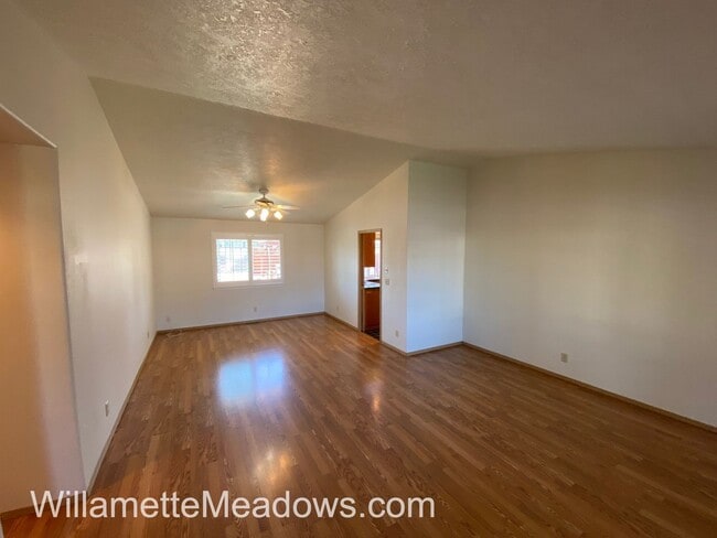 Building Photo - Beautiful 3 Bedrooms, 2 Bathrooms, In Aums...