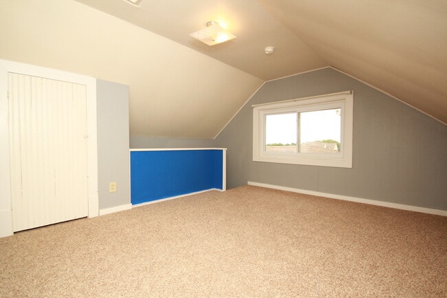Building Photo - Updated home on 1 acre lot