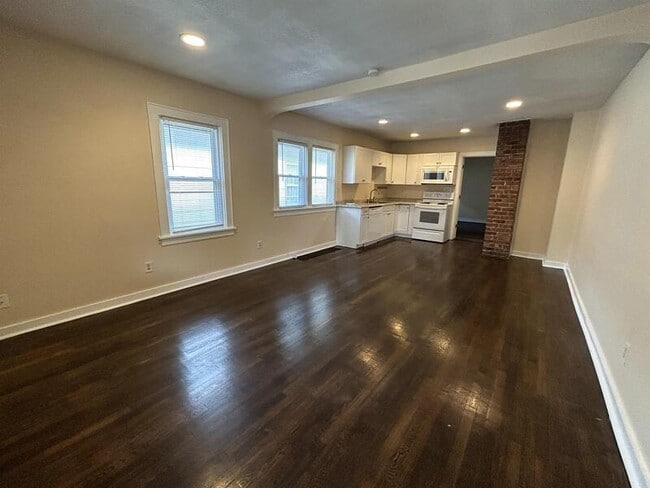 Building Photo - 833 E 21st Ave