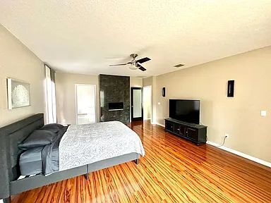 Building Photo - Luxury Updated Pool-Style Retreat on Quiet Cul-de-Sac