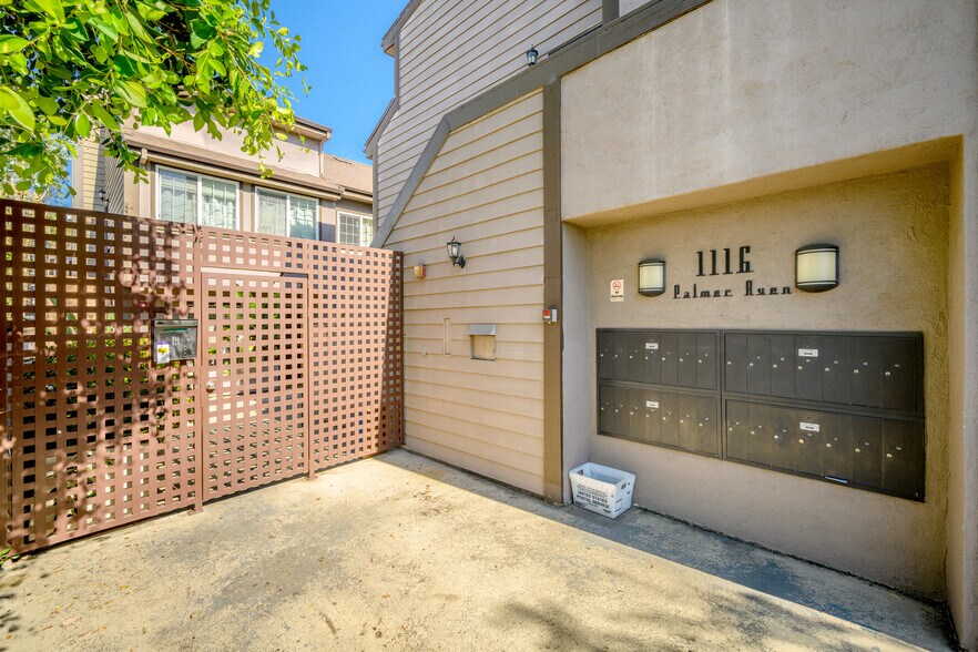 Building Photo - 1116 E Palmer Ave