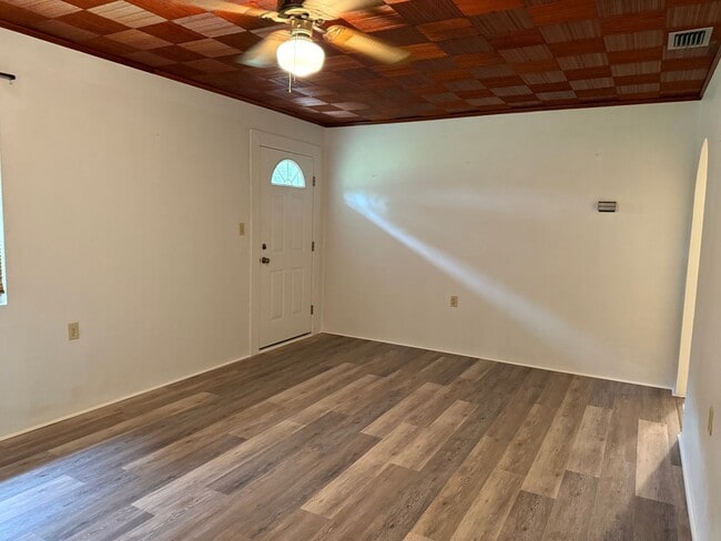 Building Photo - Two Bedroom Charmer