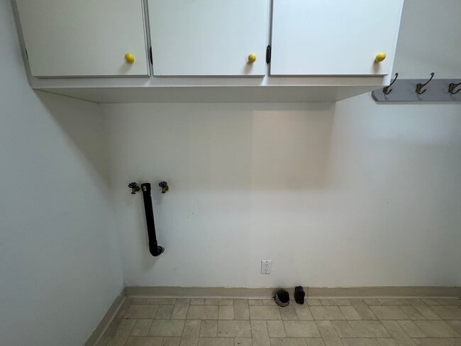 Building Photo - 2 bed 1 bath with large attached garage and fenced yard