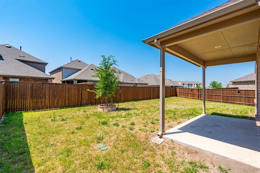 Building Photo - 2004 Robert St