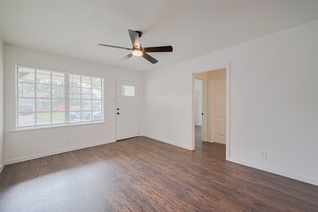Building Photo - 2112 Walnut Ln