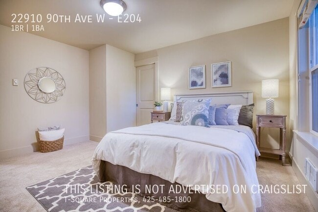Building Photo - Beautifully Updated 1 Bedroom Condo w/Priv...