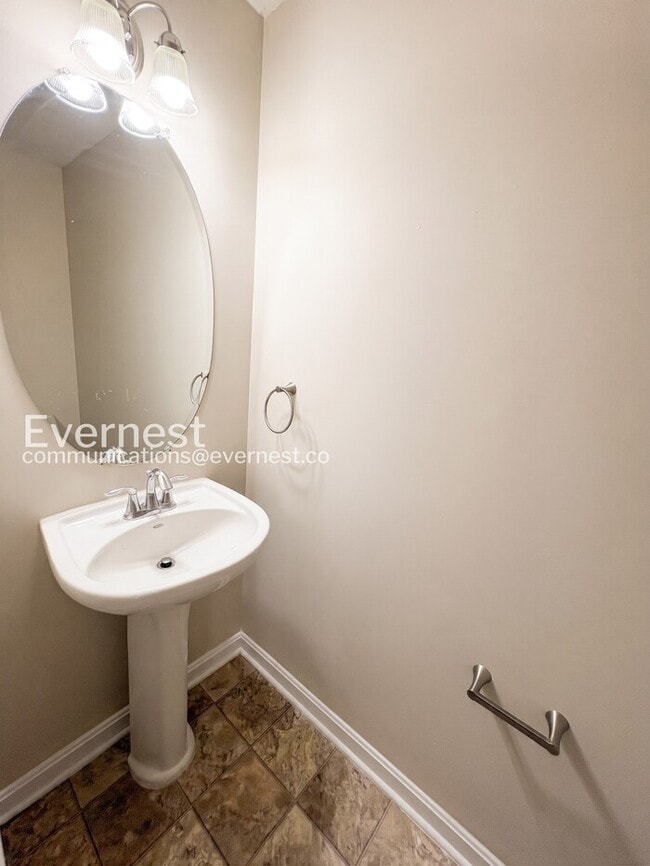 Building Photo - 4-Bed/ 4-Bath Town Home/Available Now!