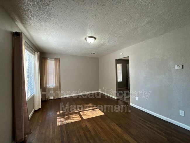 Building Photo - 305 E Jacobs Dr