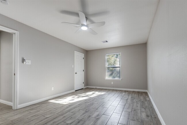 Building Photo - 6038 Glenhurst Dr