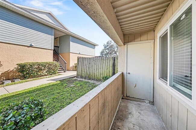 Building Photo - 550 Golden Raintree Pl