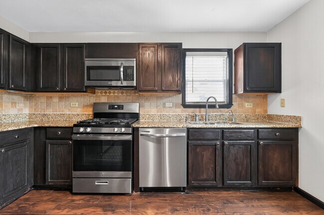 Building Photo - 1301 Brookfield Dr